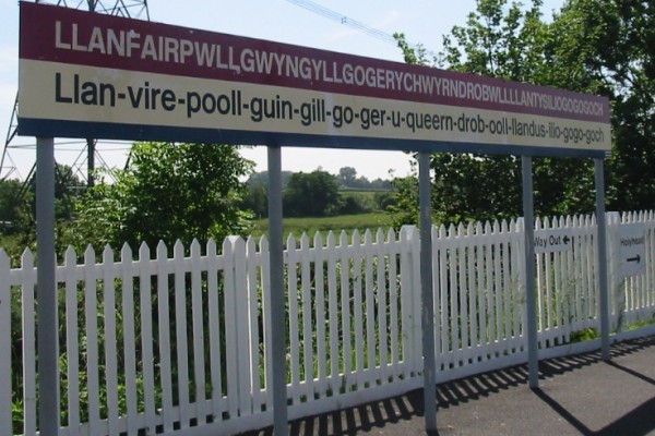 Llanfairpwllgwyngyllgogerychwyrndrobwllllantysiliogogogoch_station_sign